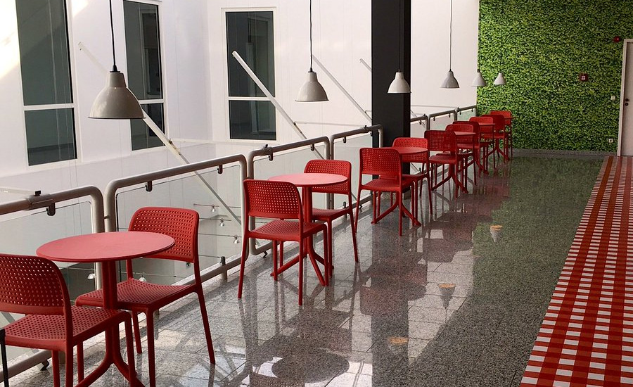 BORA Bistrot One piece polypropylene chair with arms, non-slip feet, Recyclable 2 BORA Bistrot One piece polypropylene chair with arms, non-slip feet, Recyclable - Image 2