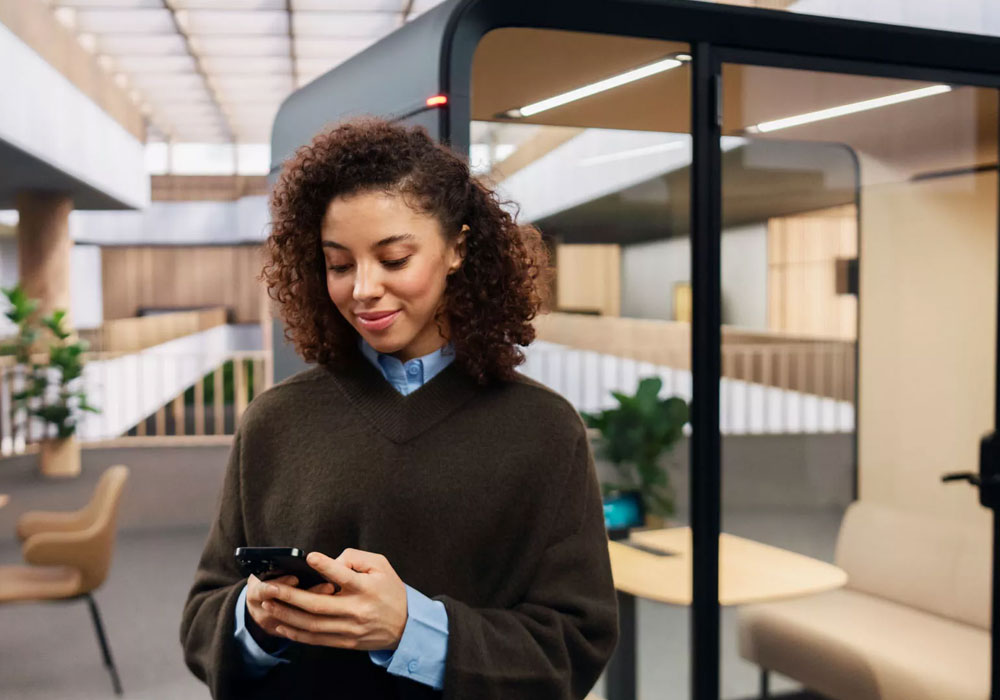 FRAMERY SIX Soundproof Meeting Room for 1-6 People 2 Framery Four Meeting Pod